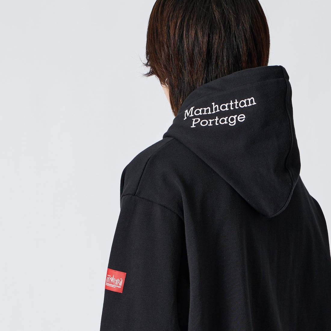 MANHATTAN PORTAGE [マンハッタンポーテージ] 別注 フードロゴ刺繍 スウェットパーカー [26FWMP-IN89-JF] BLACK