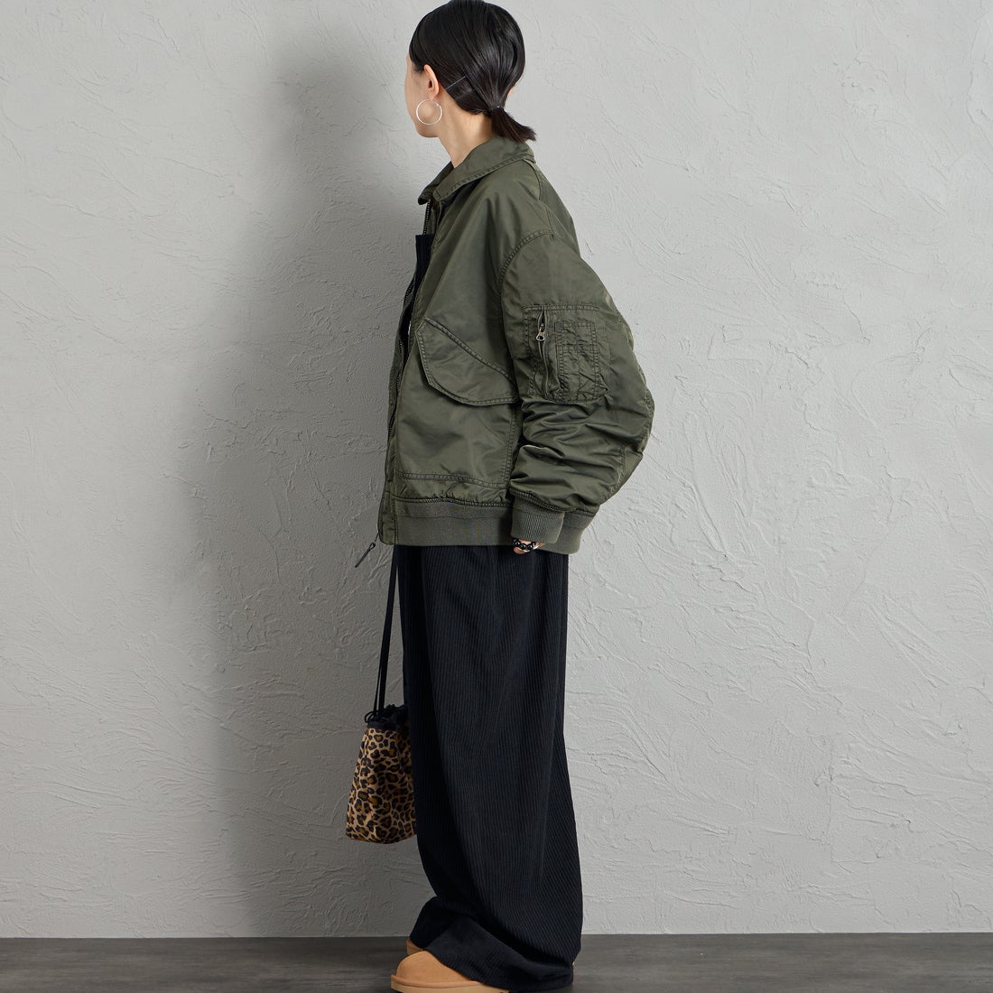 FIDELITY [フィデリティ] 別注 ヴィンテージウォッシュ CWUフライトジャケット [1640-26775903-JF] D.OLIVE &&モデル身長：150cm 着用サイズ：S&&