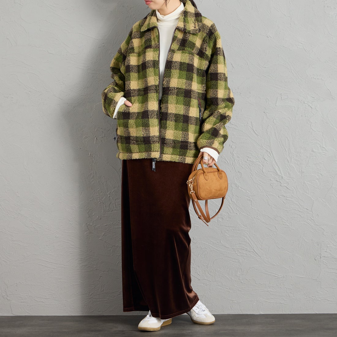 WILD THINGS [ワイルドシングス] フラッフィーチェックボアジャケット [WT26127AD] OLIVE &&モデル身長：162cm 着用サイズ：S&&