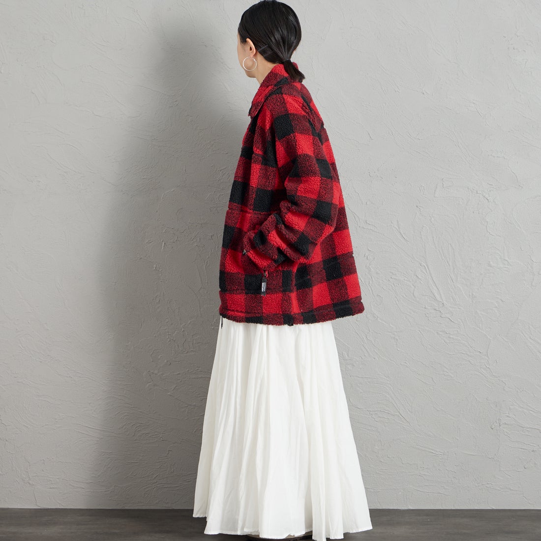 WILD THINGS [ワイルドシングス] フラッフィーチェックボアジャケット [WT26127AD] RED &&モデル身長：150cm 着用サイズ：S&&