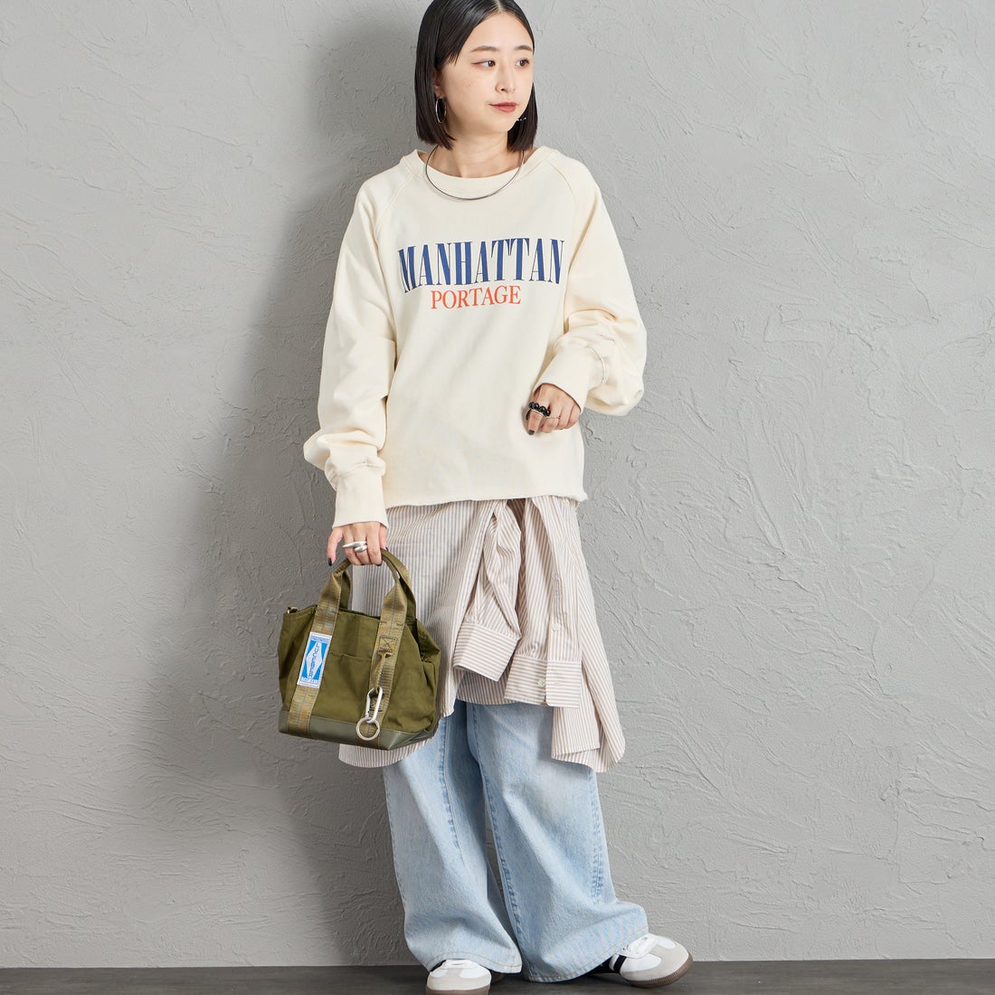 MANHATTAN PORTAGE [マンハッタンポーテージ] 別注 ロゴプリント ショート丈カットオフスウェット [26FWMP-INL020-JF] IVORY &&モデル身長：150cm 着用サイズ：F&&