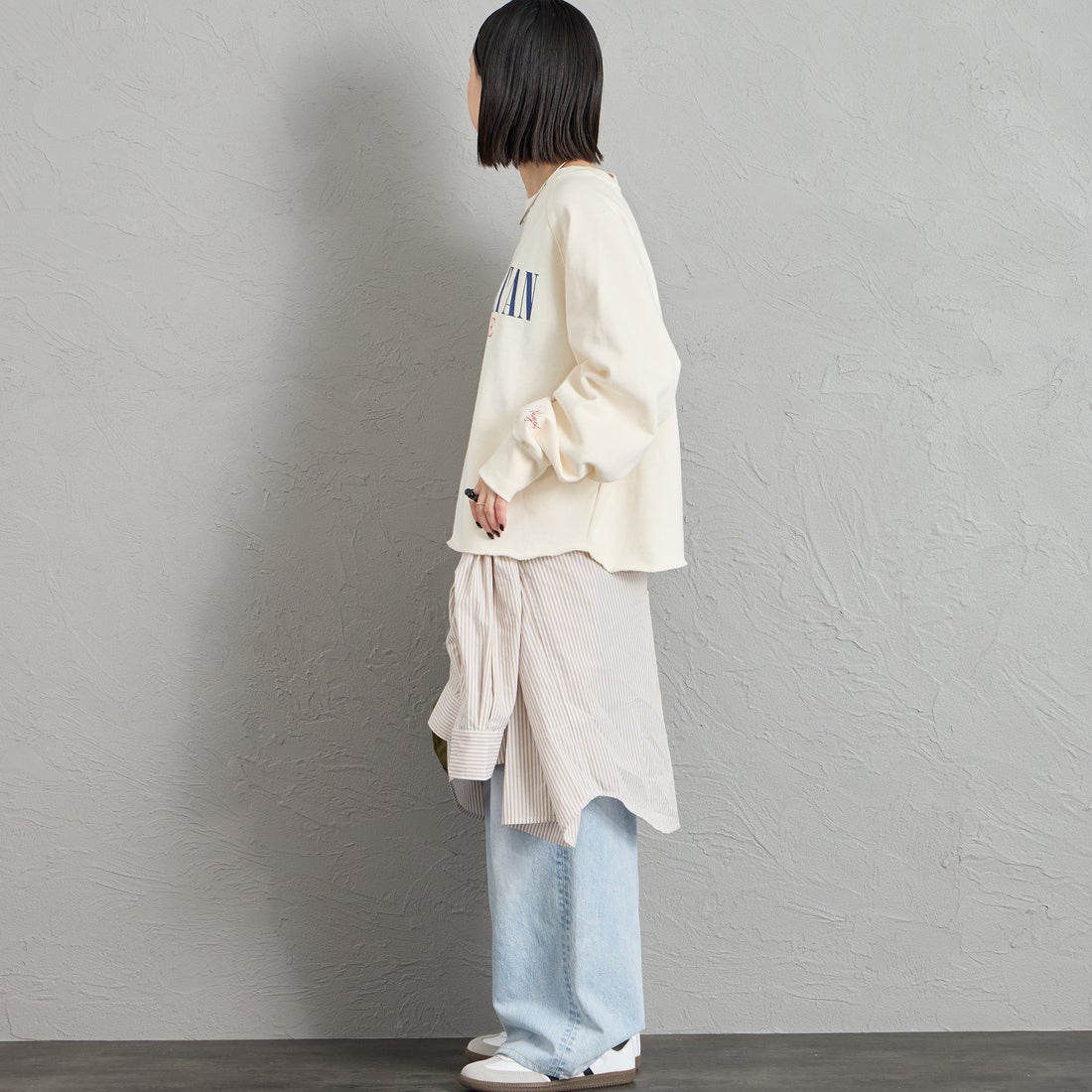 MANHATTAN PORTAGE [マンハッタンポーテージ] 別注 ロゴプリント ショート丈カットオフスウェット [26FWMP-INL020-JF] IVORY &&モデル身長：150cm 着用サイズ：F&&