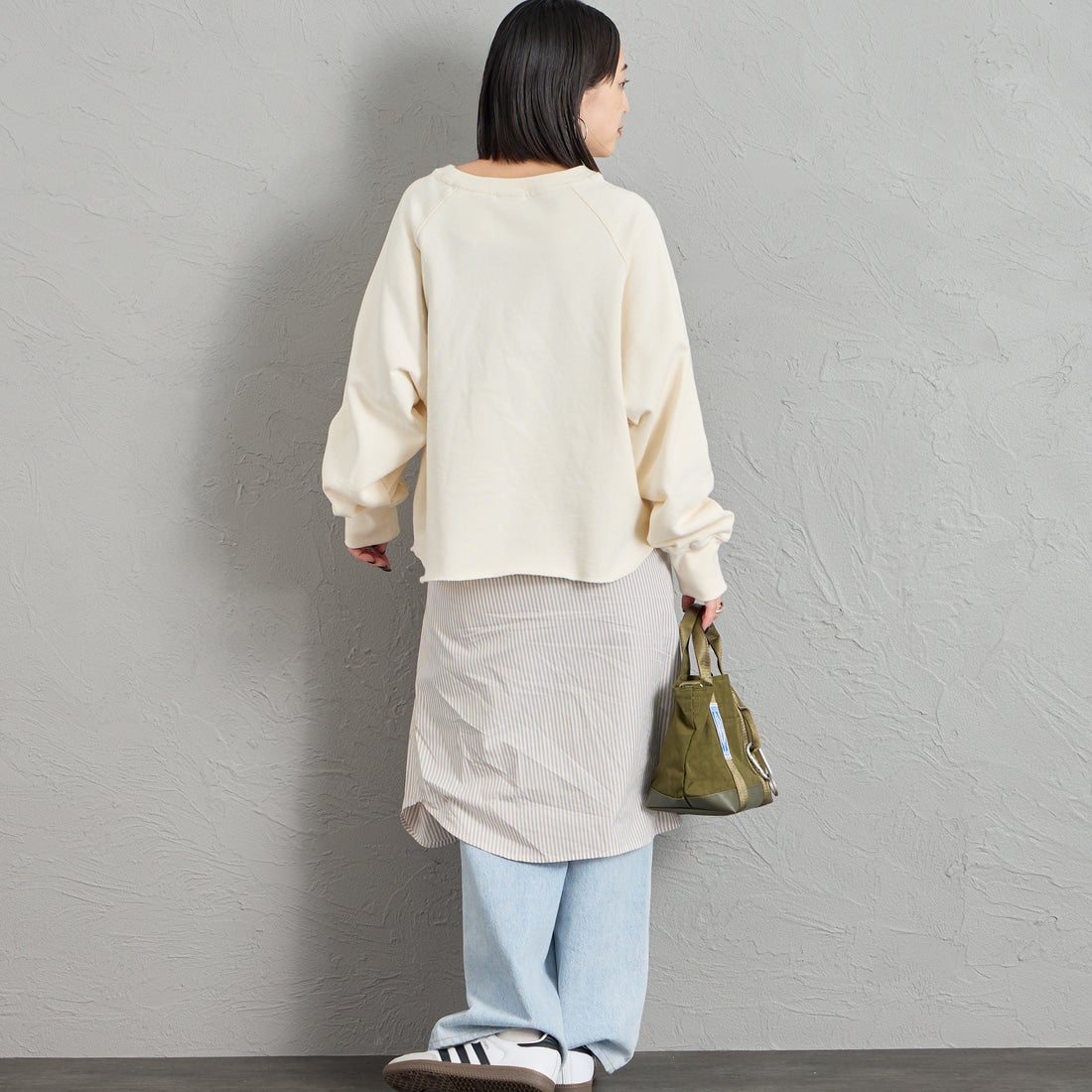 MANHATTAN PORTAGE [マンハッタンポーテージ] 別注 ロゴプリント ショート丈カットオフスウェット [26FWMP-INL020-JF] IVORY &&モデル身長：150cm 着用サイズ：F&&