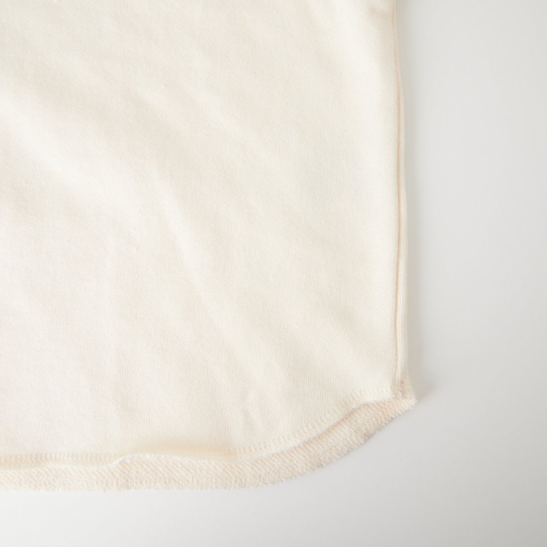 MANHATTAN PORTAGE [マンハッタンポーテージ] 別注 ロゴプリント ショート丈カットオフスウェット [26FWMP-INL020-JF] IVORY