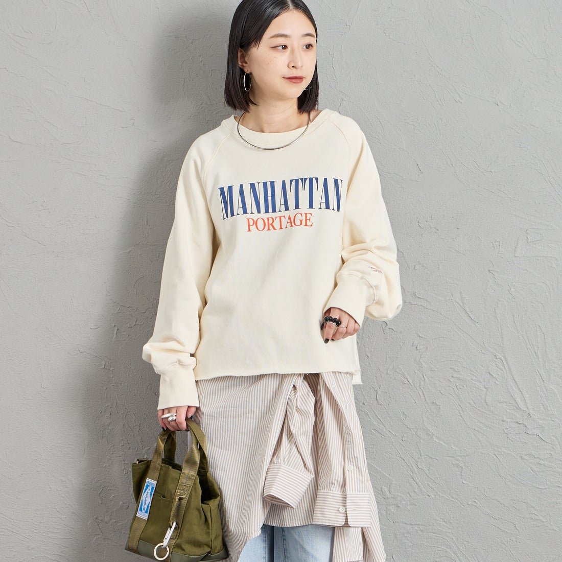 MANHATTAN PORTAGE [マンハッタンポーテージ] 別注 ロゴプリント ショート丈カットオフスウェット [26FWMP-INL020-JF] IVORY &&モデル身長：150cm 着用サイズ：F&&