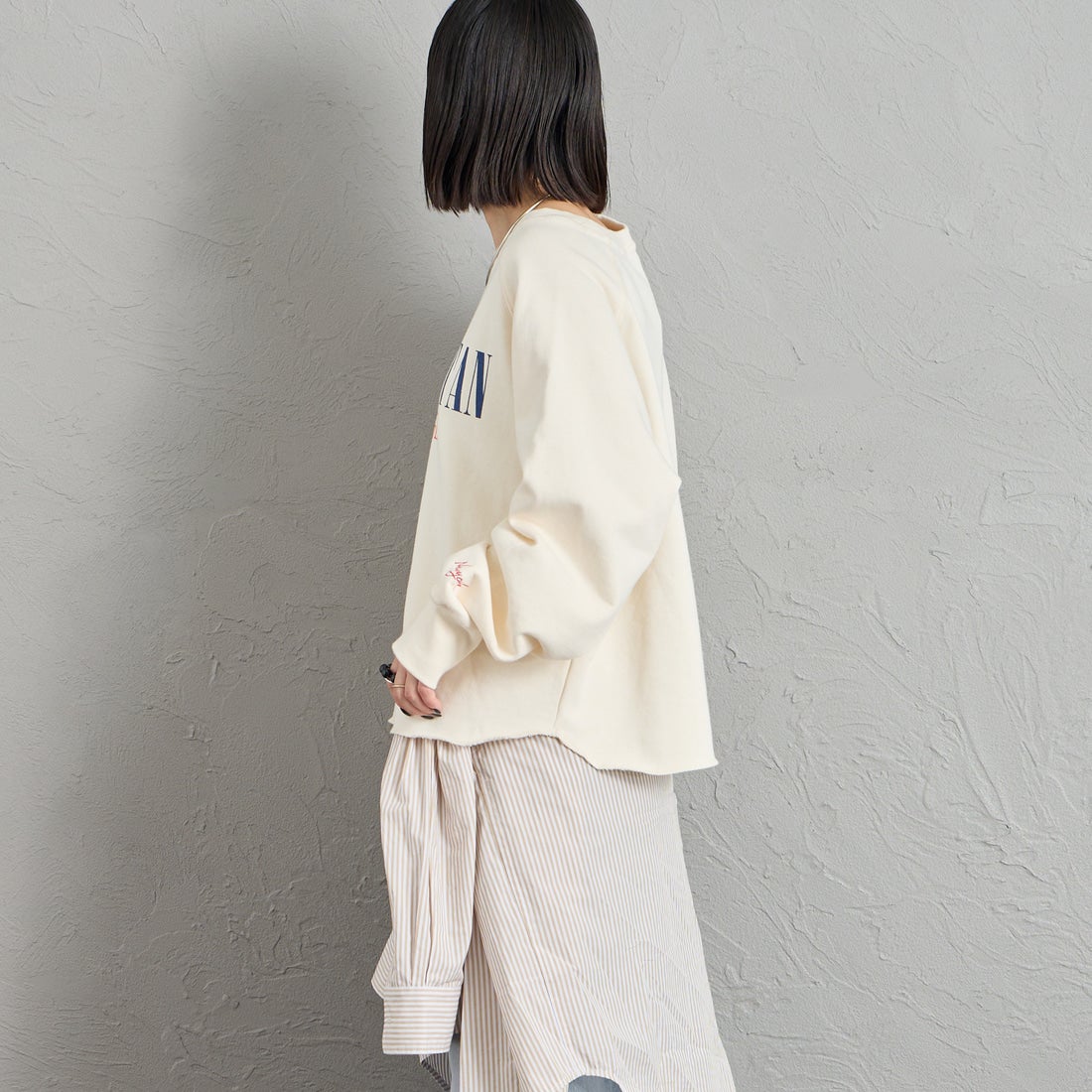 MANHATTAN PORTAGE [マンハッタンポーテージ] 別注 ロゴプリント ショート丈カットオフスウェット [26FWMP-INL020-JF] IVORY &&モデル身長：150cm 着用サイズ：F&&