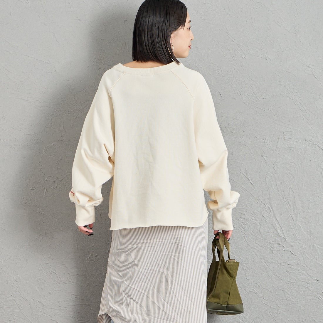 MANHATTAN PORTAGE [マンハッタンポーテージ] 別注 ロゴプリント ショート丈カットオフスウェット [26FWMP-INL020-JF] IVORY &&モデル身長：150cm 着用サイズ：F&&
