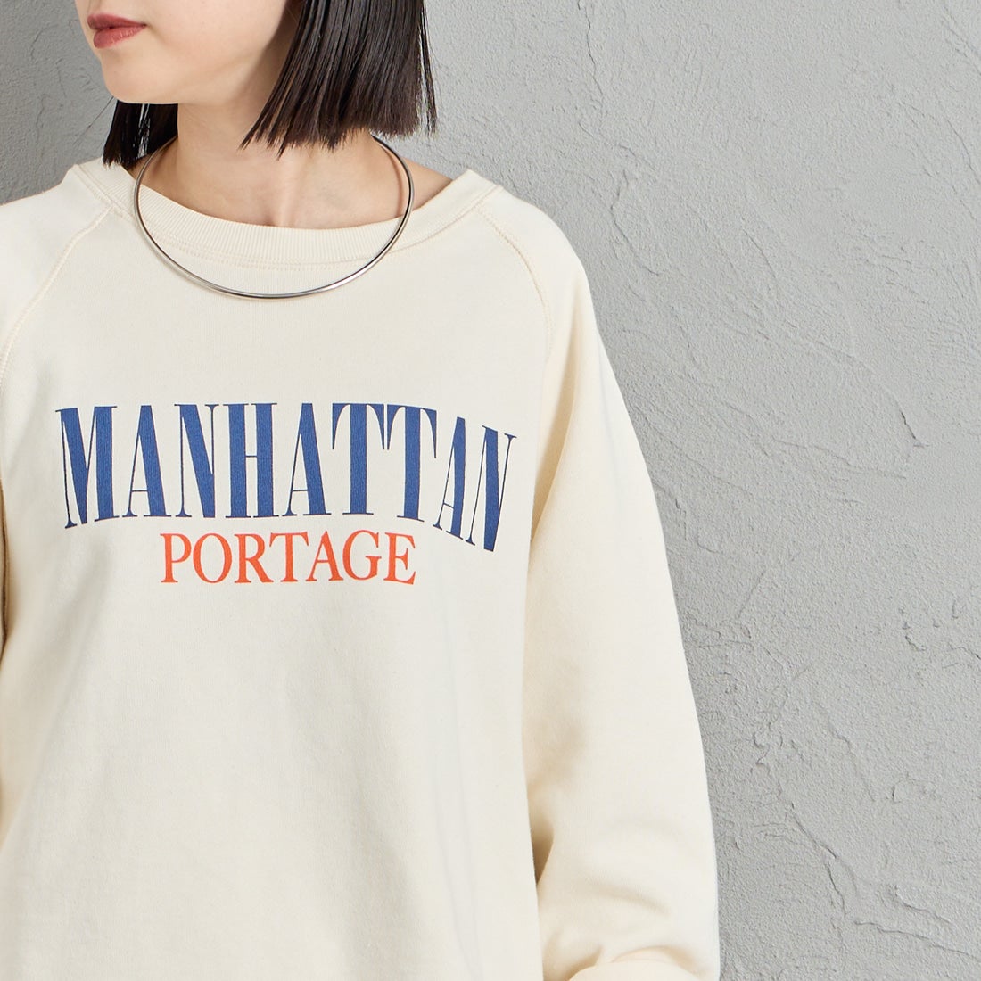 MANHATTAN PORTAGE [マンハッタンポーテージ] 別注 ロゴプリント ショート丈カットオフスウェット [26FWMP-INL020-JF] IVORY &&モデル身長：150cm 着用サイズ：F&&