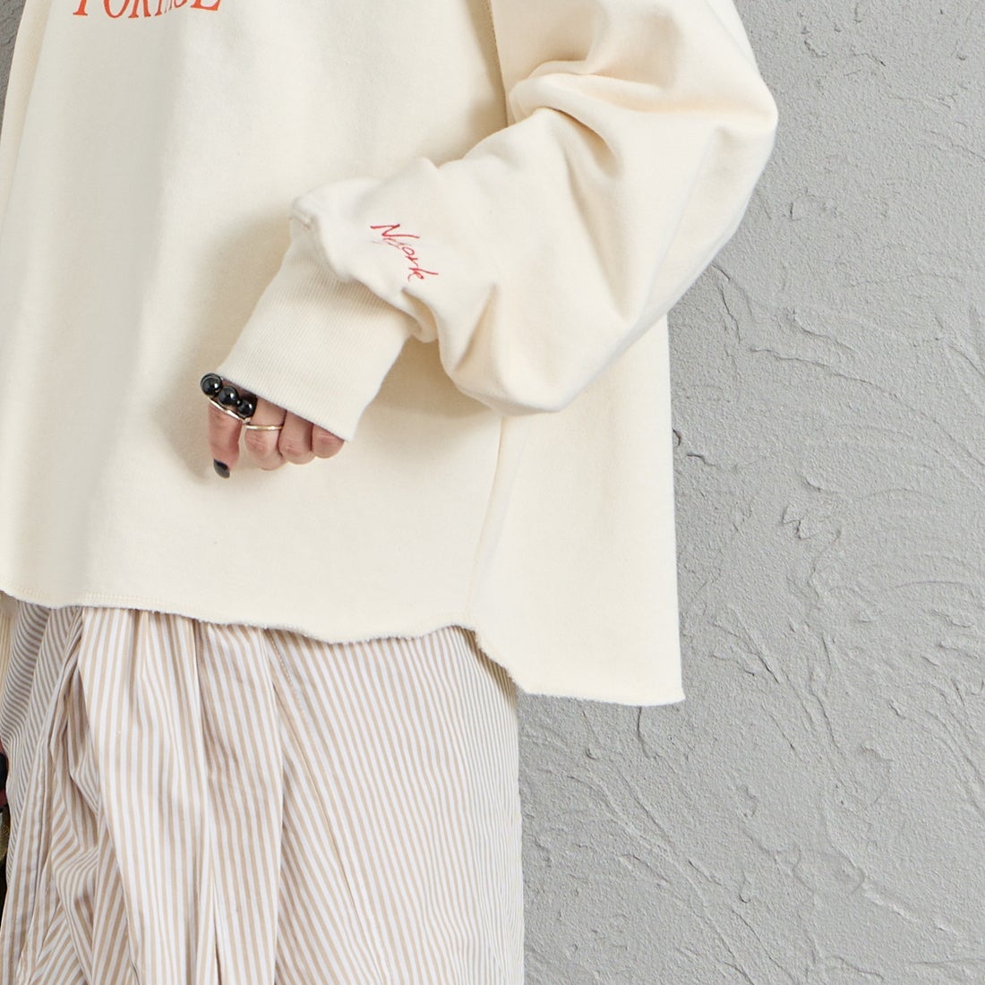 MANHATTAN PORTAGE [マンハッタンポーテージ] 別注 ロゴプリント ショート丈カットオフスウェット [26FWMP-INL020-JF] IVORY &&モデル身長：150cm 着用サイズ：F&&