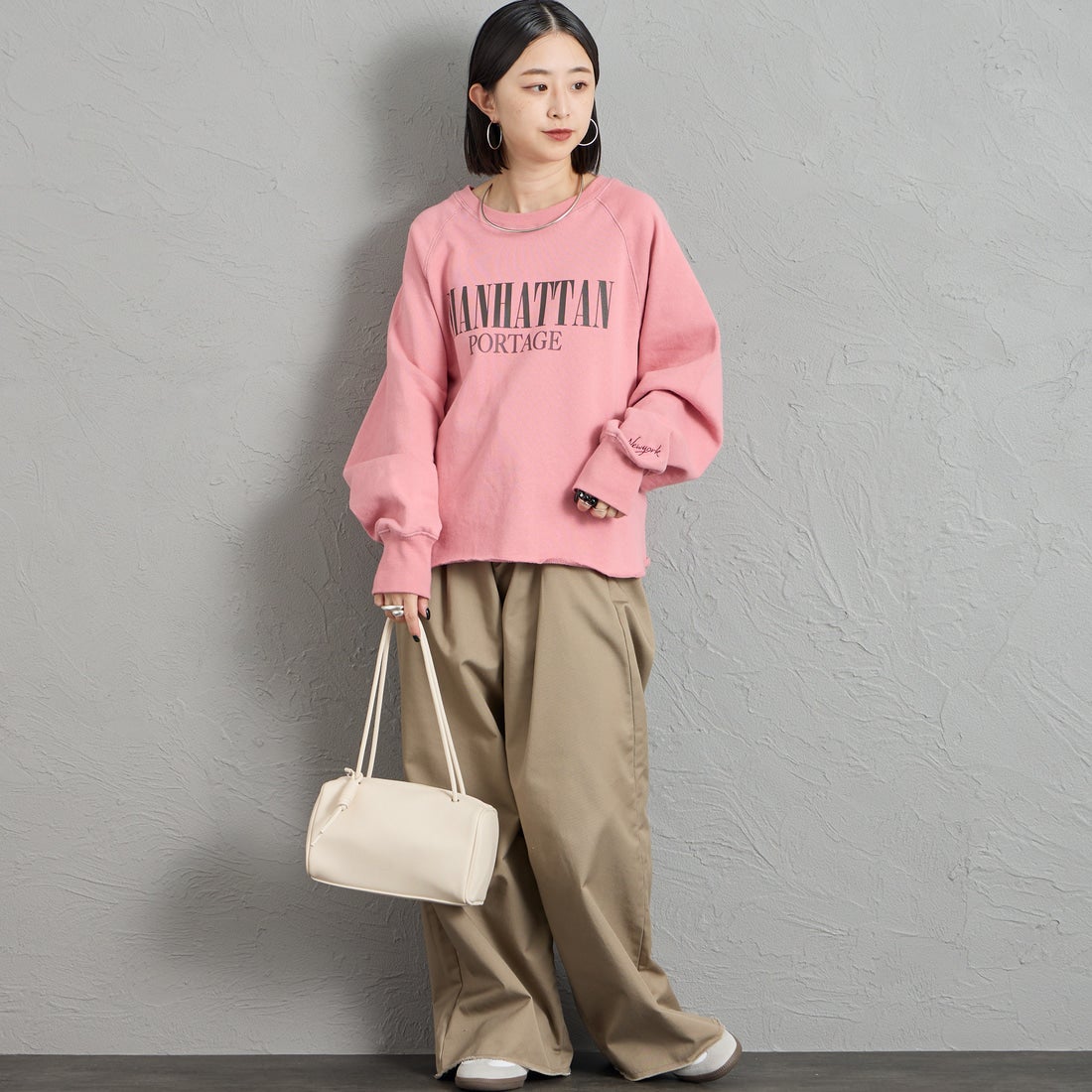 MANHATTAN PORTAGE [マンハッタンポーテージ] 別注 ロゴプリント ショート丈カットオフスウェット [26FWMP-INL020-JF] PINK &&モデル身長：150cm 着用サイズ：F&&