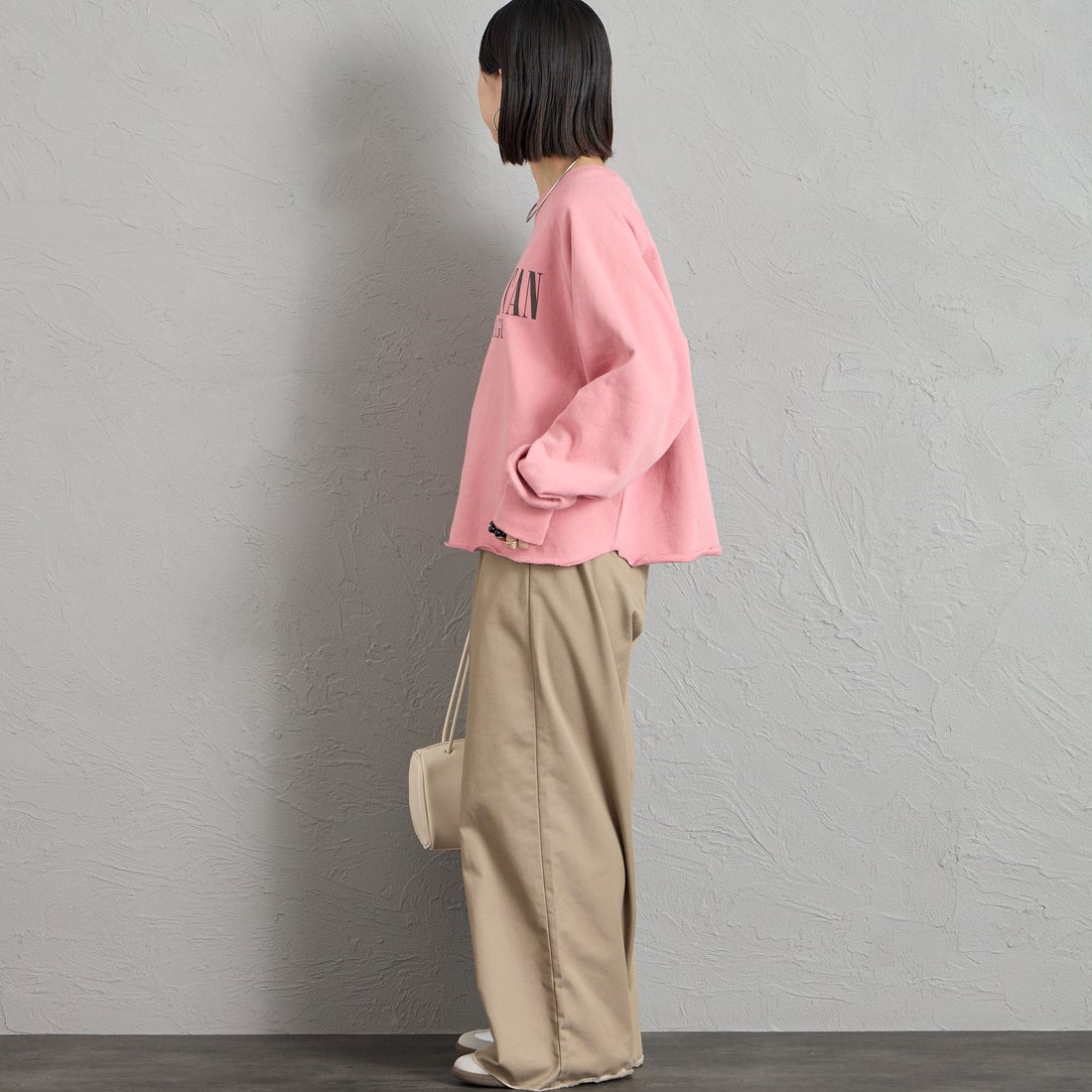 MANHATTAN PORTAGE [マンハッタンポーテージ] 別注 ロゴプリント ショート丈カットオフスウェット [26FWMP-INL020-JF] PINK &&モデル身長：150cm 着用サイズ：F&&