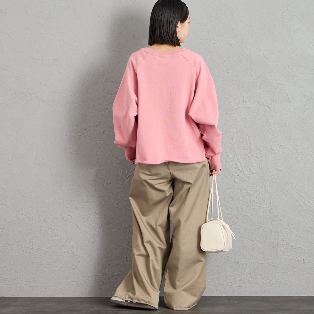 MANHATTAN PORTAGE [マンハッタンポーテージ] 別注 ロゴプリント ショート丈カットオフスウェット [26FWMP-INL020-JF] PINK &&モデル身長：150cm 着用サイズ：F&&