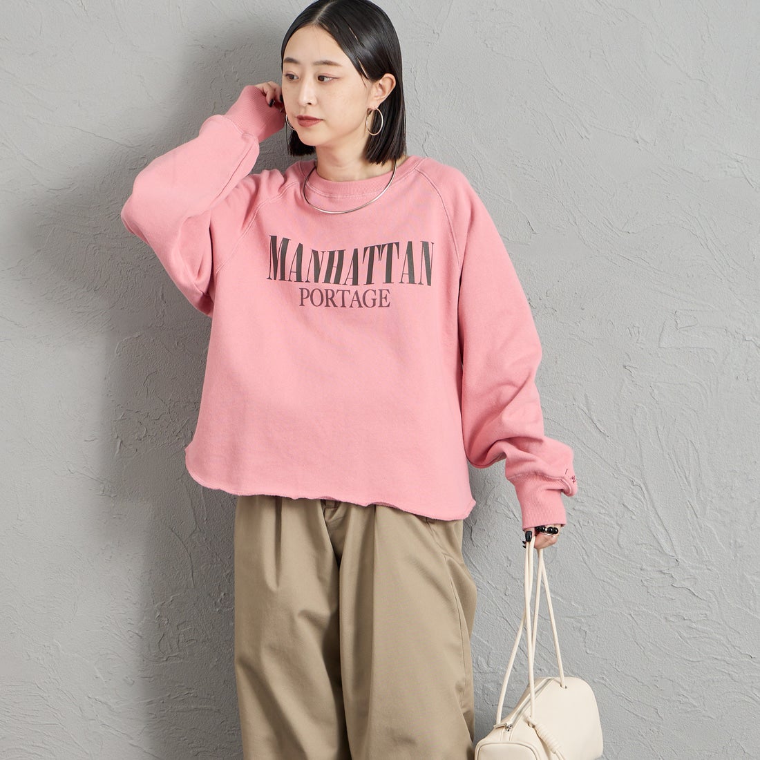MANHATTAN PORTAGE [マンハッタンポーテージ] 別注 ロゴプリント ショート丈カットオフスウェット [26FWMP-INL020-JF] PINK &&モデル身長：150cm 着用サイズ：F&&