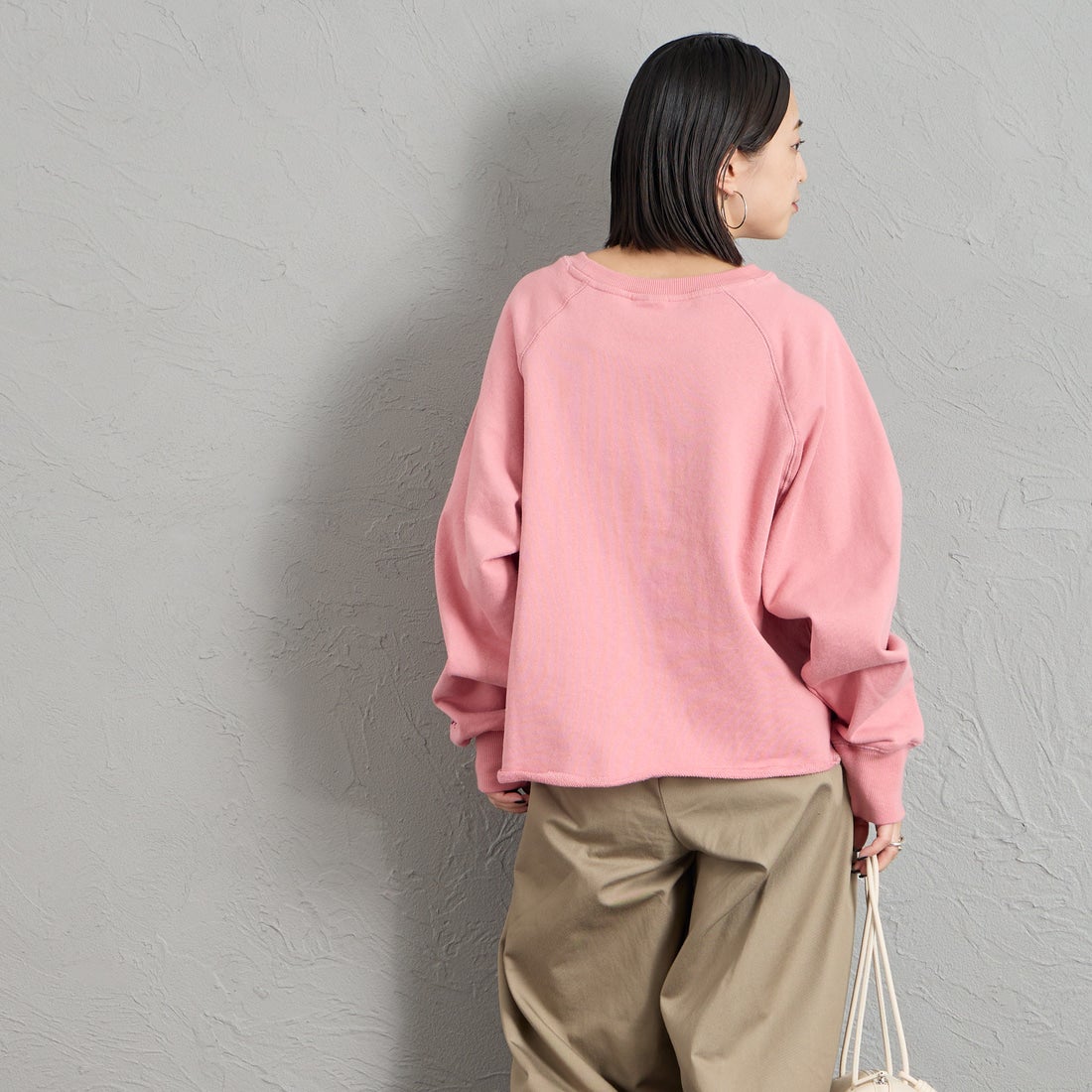 MANHATTAN PORTAGE [マンハッタンポーテージ] 別注 ロゴプリント ショート丈カットオフスウェット [26FWMP-INL020-JF] PINK &&モデル身長：150cm 着用サイズ：F&&