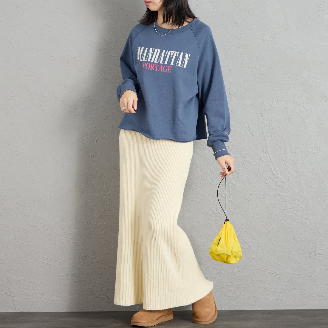 MANHATTAN PORTAGE [マンハッタンポーテージ] 別注 ロゴプリント ショート丈カットオフスウェット [26FWMP-INL020-JF] BLUE &&モデル身長：162cm 着用サイズ：F&&