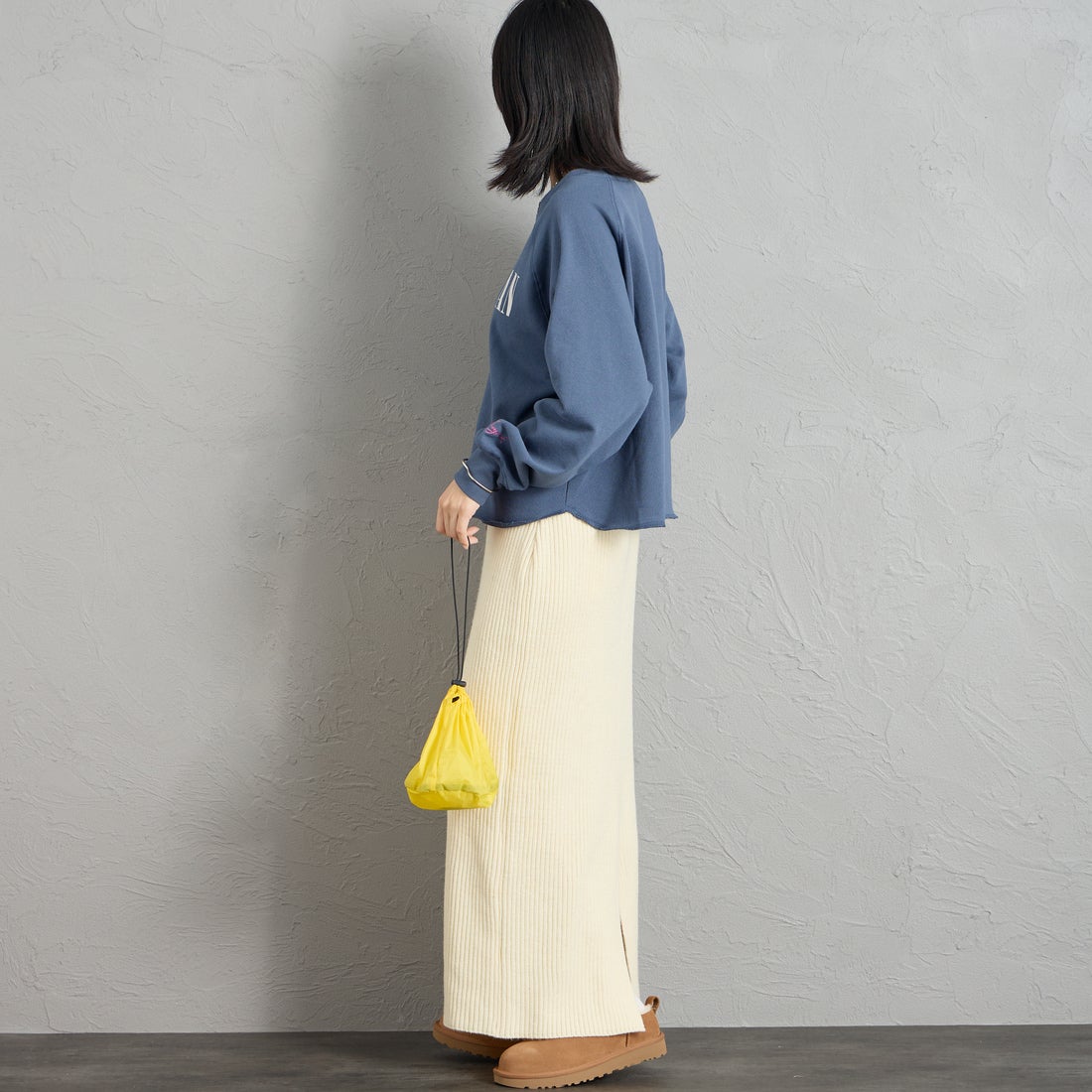MANHATTAN PORTAGE [マンハッタンポーテージ] 別注 ロゴプリント ショート丈カットオフスウェット [26FWMP-INL020-JF] BLUE &&モデル身長：162cm 着用サイズ：F&&