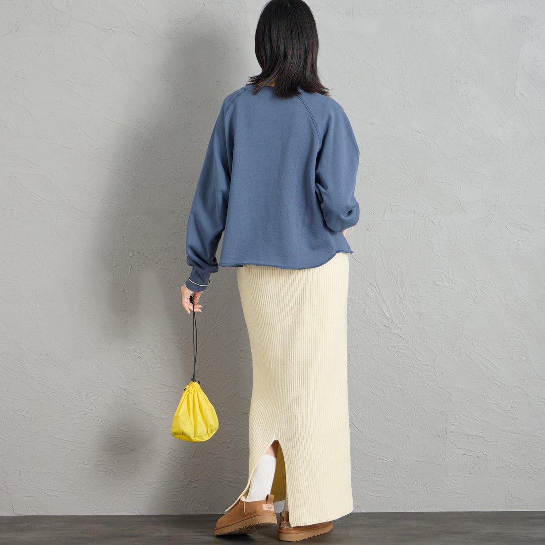 MANHATTAN PORTAGE [マンハッタンポーテージ] 別注 ロゴプリント ショート丈カットオフスウェット [26FWMP-INL020-JF] BLUE &&モデル身長：162cm 着用サイズ：F&&
