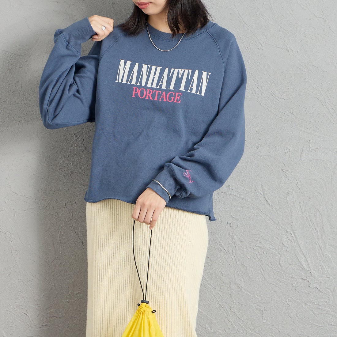 MANHATTAN PORTAGE [マンハッタンポーテージ] 別注 ロゴプリント ショート丈カットオフスウェット [26FWMP-INL020-JF] BLUE &&モデル身長：162cm 着用サイズ：F&&