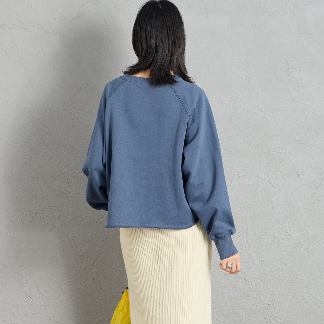 MANHATTAN PORTAGE [マンハッタンポーテージ] 別注 ロゴプリント ショート丈カットオフスウェット [26FWMP-INL020-JF] BLUE &&モデル身長：162cm 着用サイズ：F&&