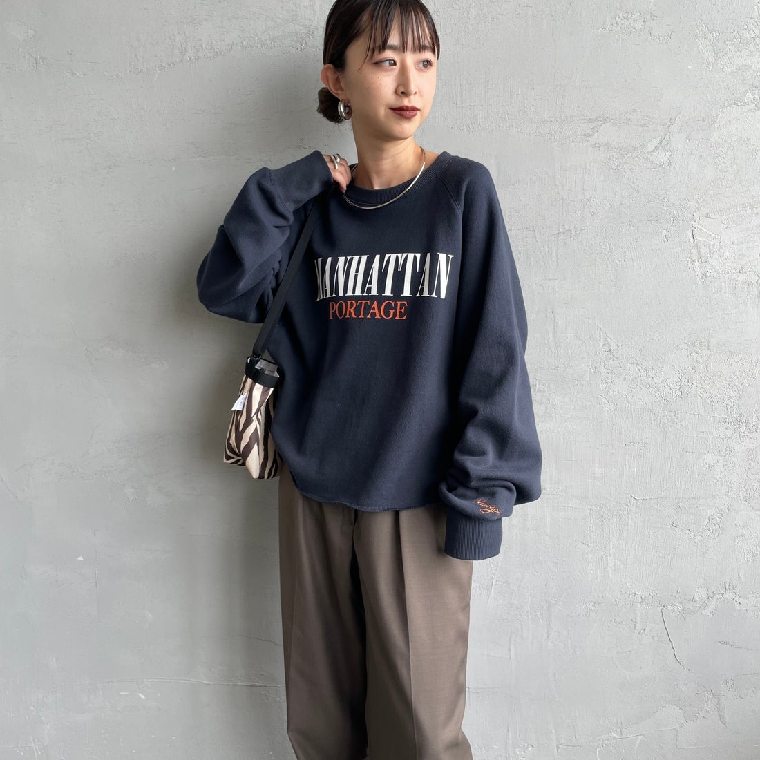 MANHATTAN PORTAGE [マンハッタンポーテージ] 別注 ロゴプリント ショート丈カットオフスウェット [26FWMP-INL020-JF] NAVY &&モデル身長：150cm 着用サイズ：F&&