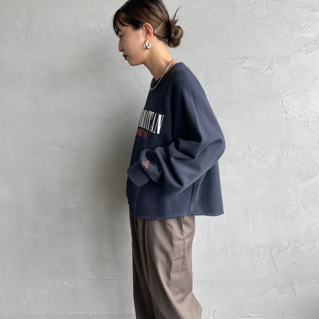 MANHATTAN PORTAGE [マンハッタンポーテージ] 別注 ロゴプリント ショート丈カットオフスウェット [26FWMP-INL020-JF] NAVY &&モデル身長：150cm 着用サイズ：F&&