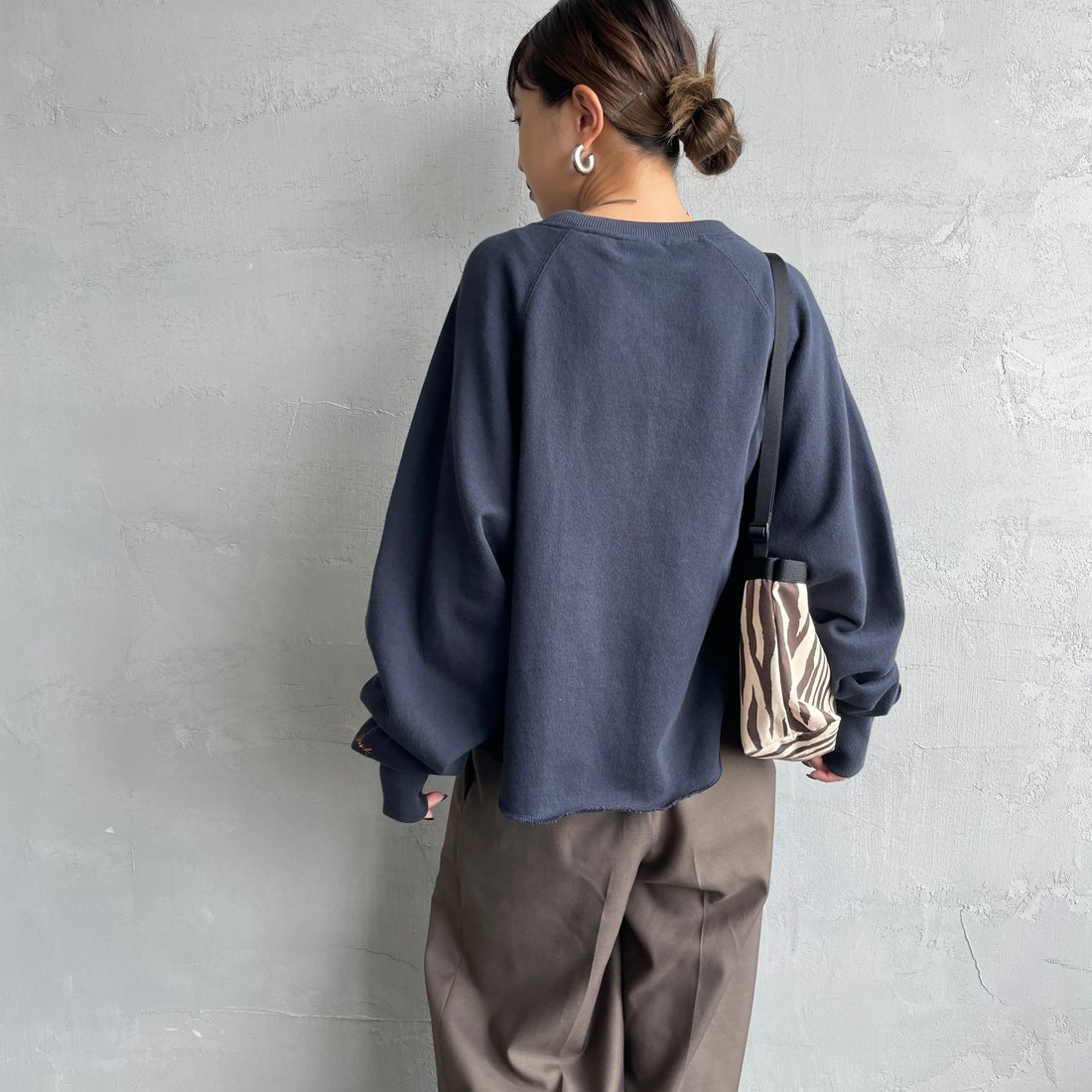 MANHATTAN PORTAGE [マンハッタンポーテージ] 別注 ロゴプリント ショート丈カットオフスウェット [26FWMP-INL020-JF] NAVY &&モデル身長：150cm 着用サイズ：F&&