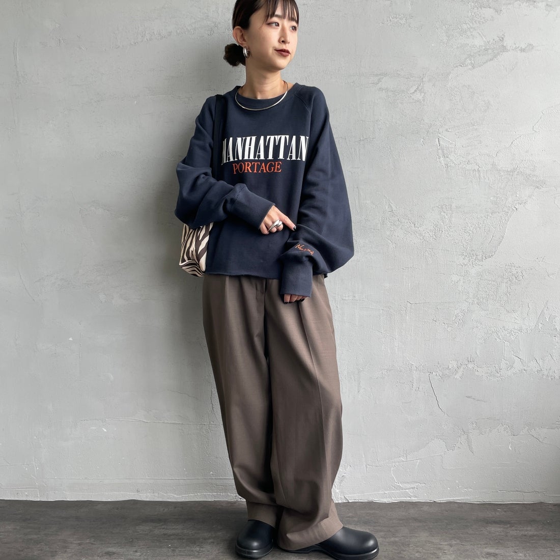MANHATTAN PORTAGE [マンハッタンポーテージ] 別注 ロゴプリント ショート丈カットオフスウェット [26FWMP-INL020-JF] NAVY &&モデル身長：150cm 着用サイズ：F&&