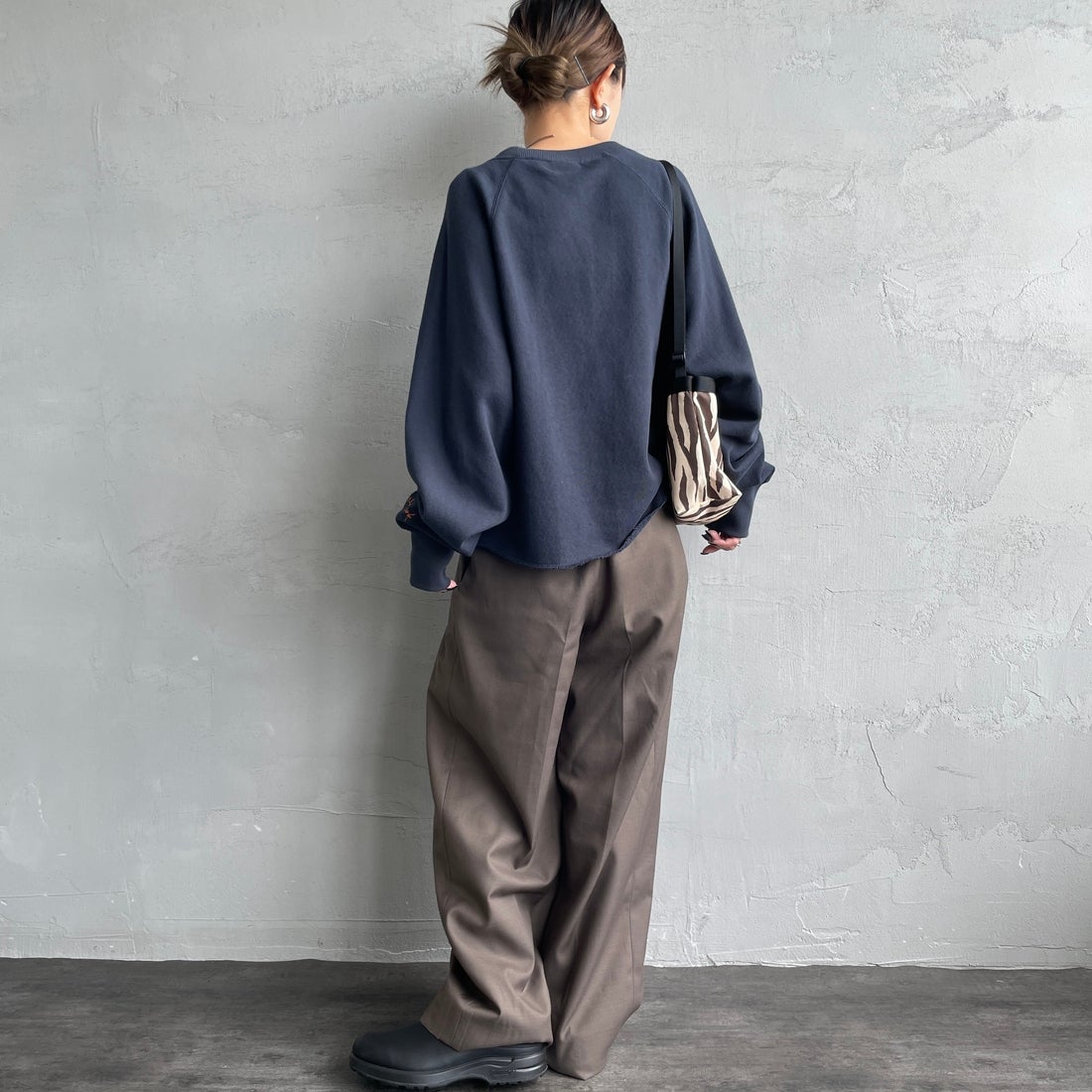 MANHATTAN PORTAGE [マンハッタンポーテージ] 別注 ロゴプリント ショート丈カットオフスウェット [26FWMP-INL020-JF] NAVY &&モデル身長：150cm 着用サイズ：F&&