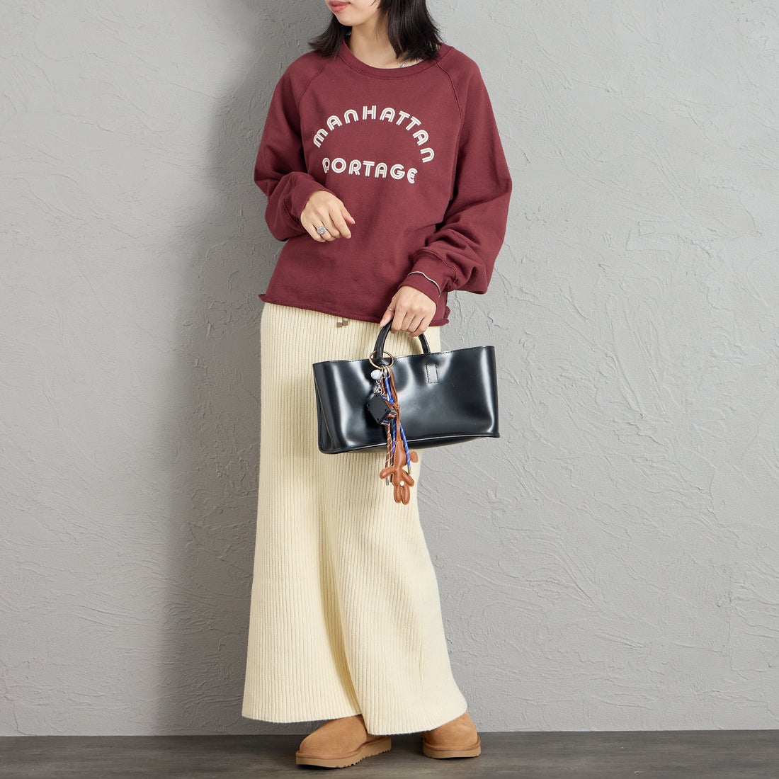 MANHATTAN PORTAGE [マンハッタンポーテージ] 別注 カレッジロゴ ショート丈カットオフスウェット [26FWMP-INL021-JF] WINE &&モデル身長：162cm 着用サイズ：F&&