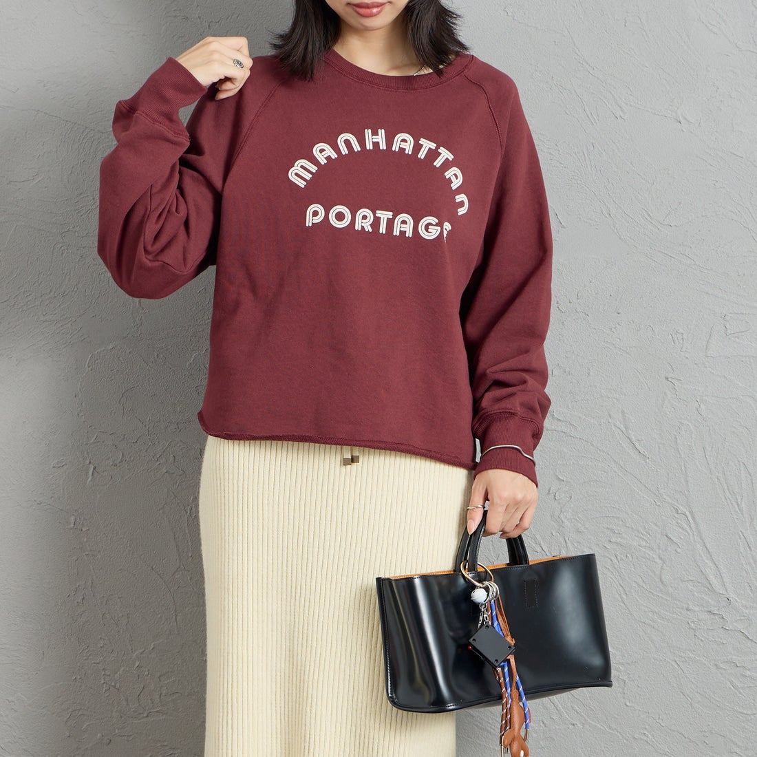 MANHATTAN PORTAGE [マンハッタンポーテージ] 別注 カレッジロゴ ショート丈カットオフスウェット [26FWMP-INL021-JF] WINE &&モデル身長：162cm 着用サイズ：F&&