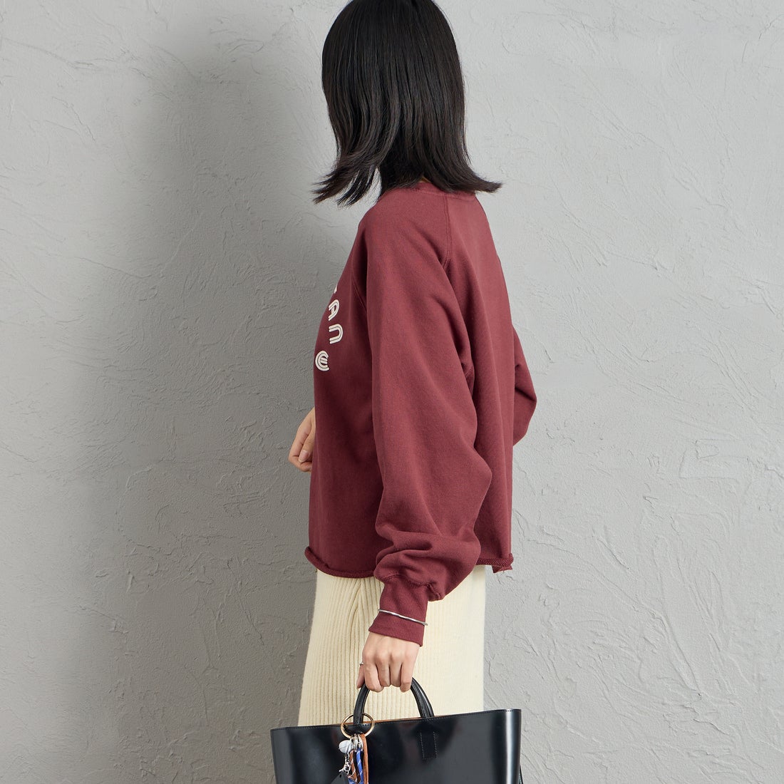 MANHATTAN PORTAGE [マンハッタンポーテージ] 別注 カレッジロゴ ショート丈カットオフスウェット [26FWMP-INL021-JF] WINE &&モデル身長：162cm 着用サイズ：F&&