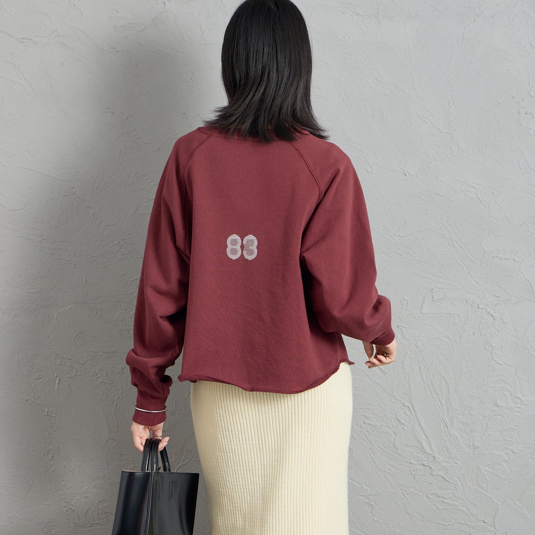 MANHATTAN PORTAGE [マンハッタンポーテージ] 別注 カレッジロゴ ショート丈カットオフスウェット [26FWMP-INL021-JF] WINE &&モデル身長：162cm 着用サイズ：F&&