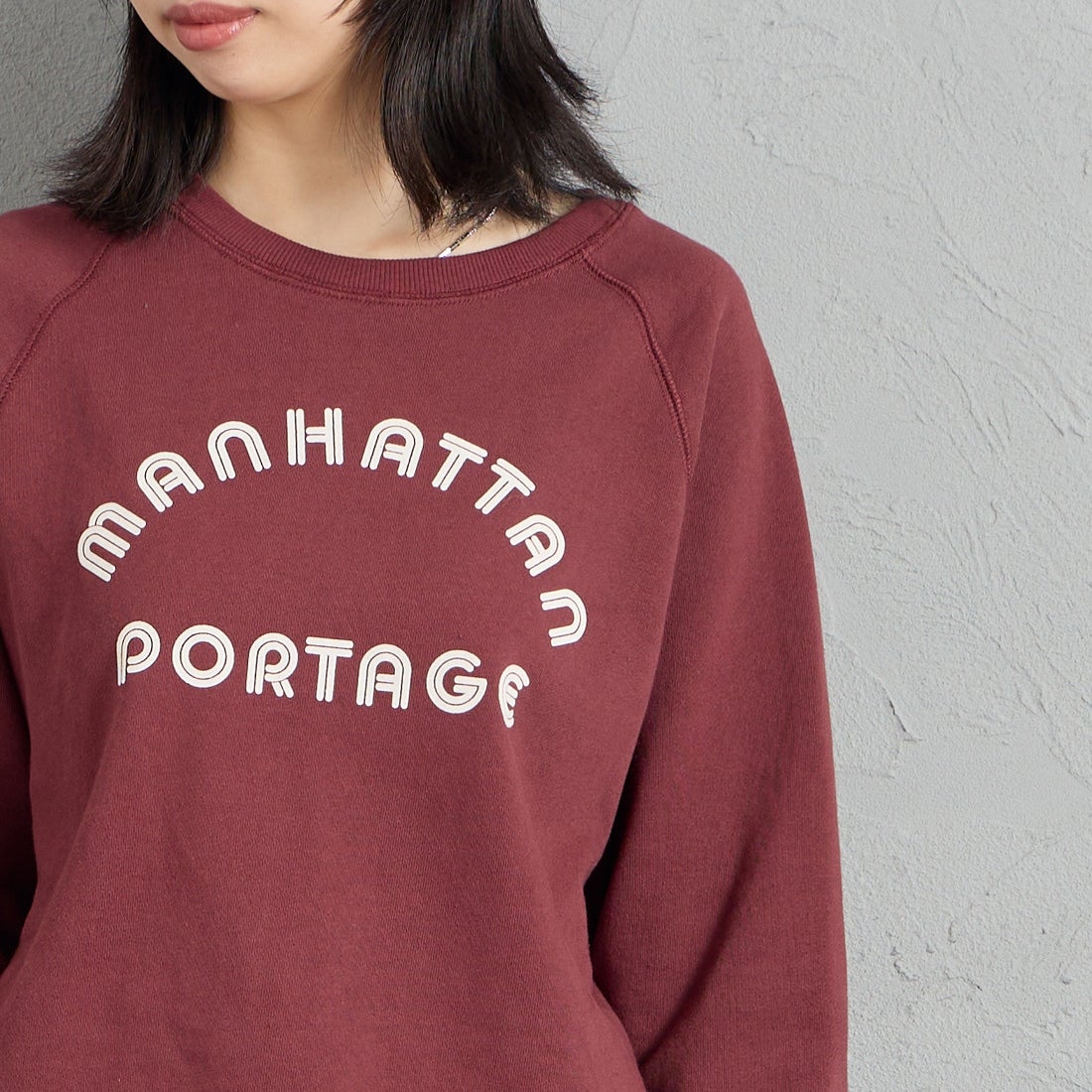 MANHATTAN PORTAGE [マンハッタンポーテージ] 別注 カレッジロゴ ショート丈カットオフスウェット [26FWMP-INL021-JF] WINE &&モデル身長：162cm 着用サイズ：F&&