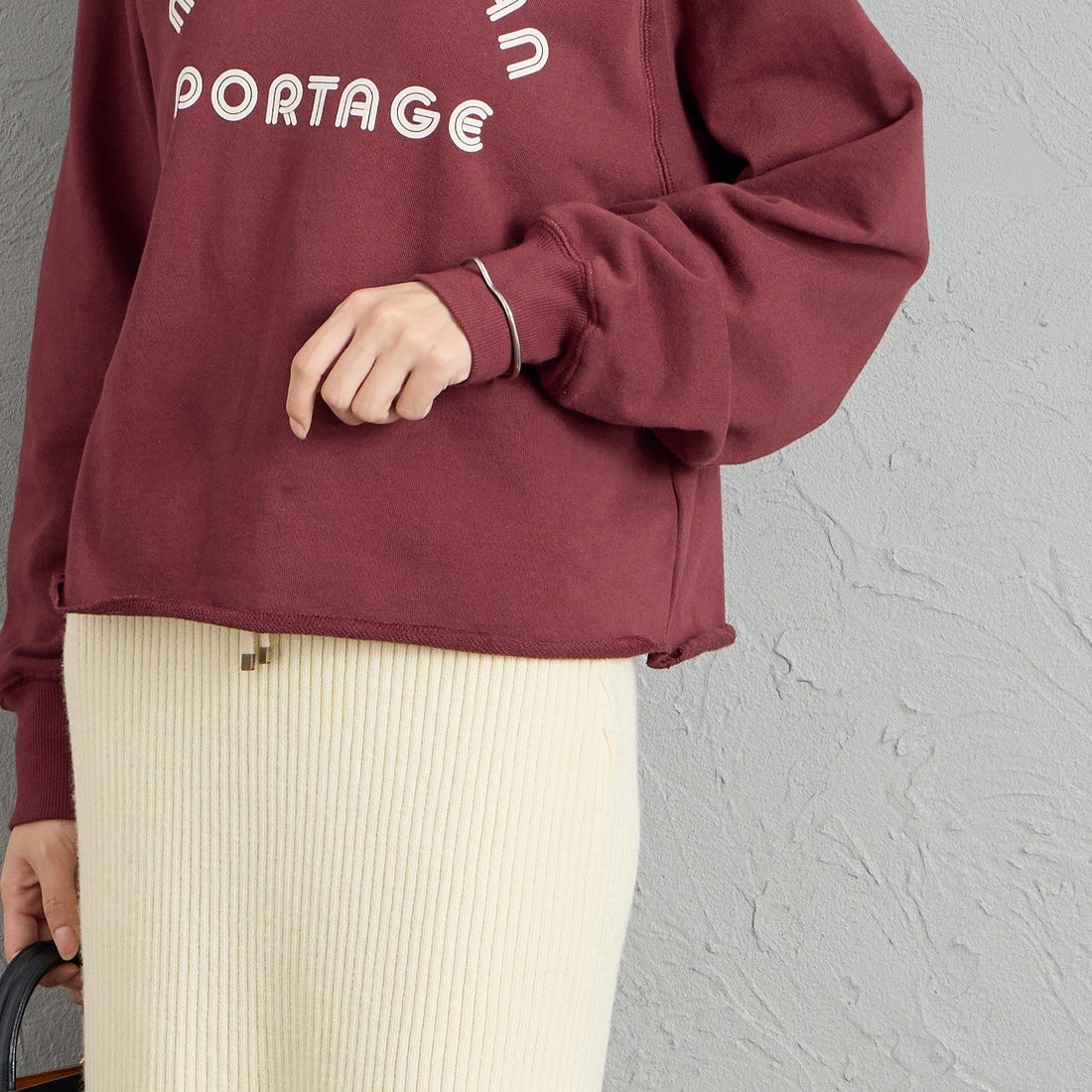 MANHATTAN PORTAGE [マンハッタンポーテージ] 別注 カレッジロゴ ショート丈カットオフスウェット [26FWMP-INL021-JF] WINE &&モデル身長：162cm 着用サイズ：F&&
