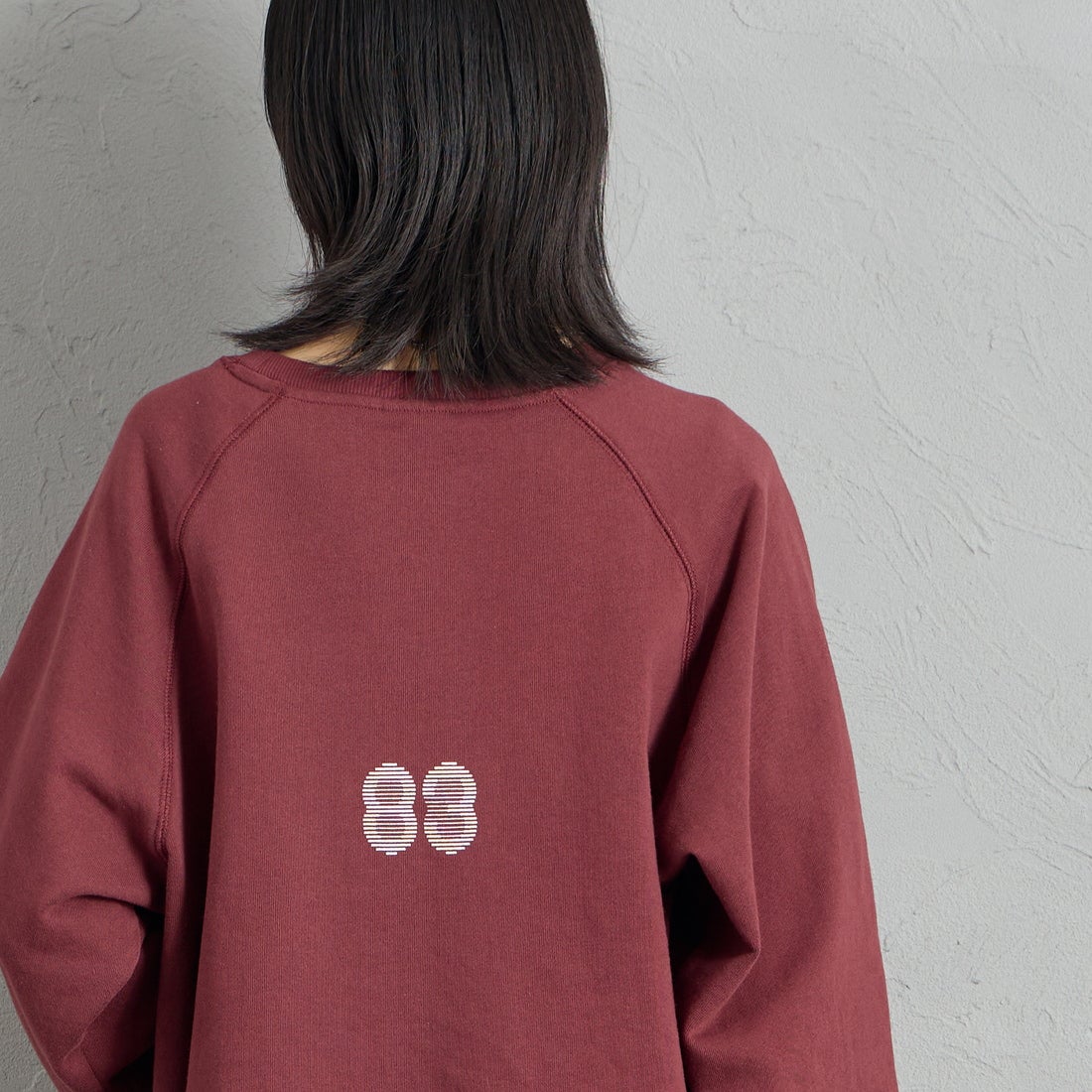 MANHATTAN PORTAGE [マンハッタンポーテージ] 別注 カレッジロゴ ショート丈カットオフスウェット [26FWMP-INL021-JF] WINE &&モデル身長：162cm 着用サイズ：F&&
