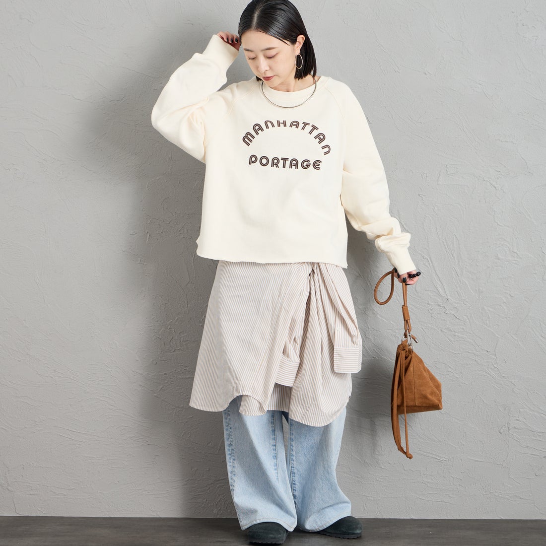 MANHATTAN PORTAGE [マンハッタンポーテージ] 別注 カレッジロゴ ショート丈カットオフスウェット [26FWMP-INL021-JF] IVORY &&モデル身長：150cm 着用サイズ：F&&