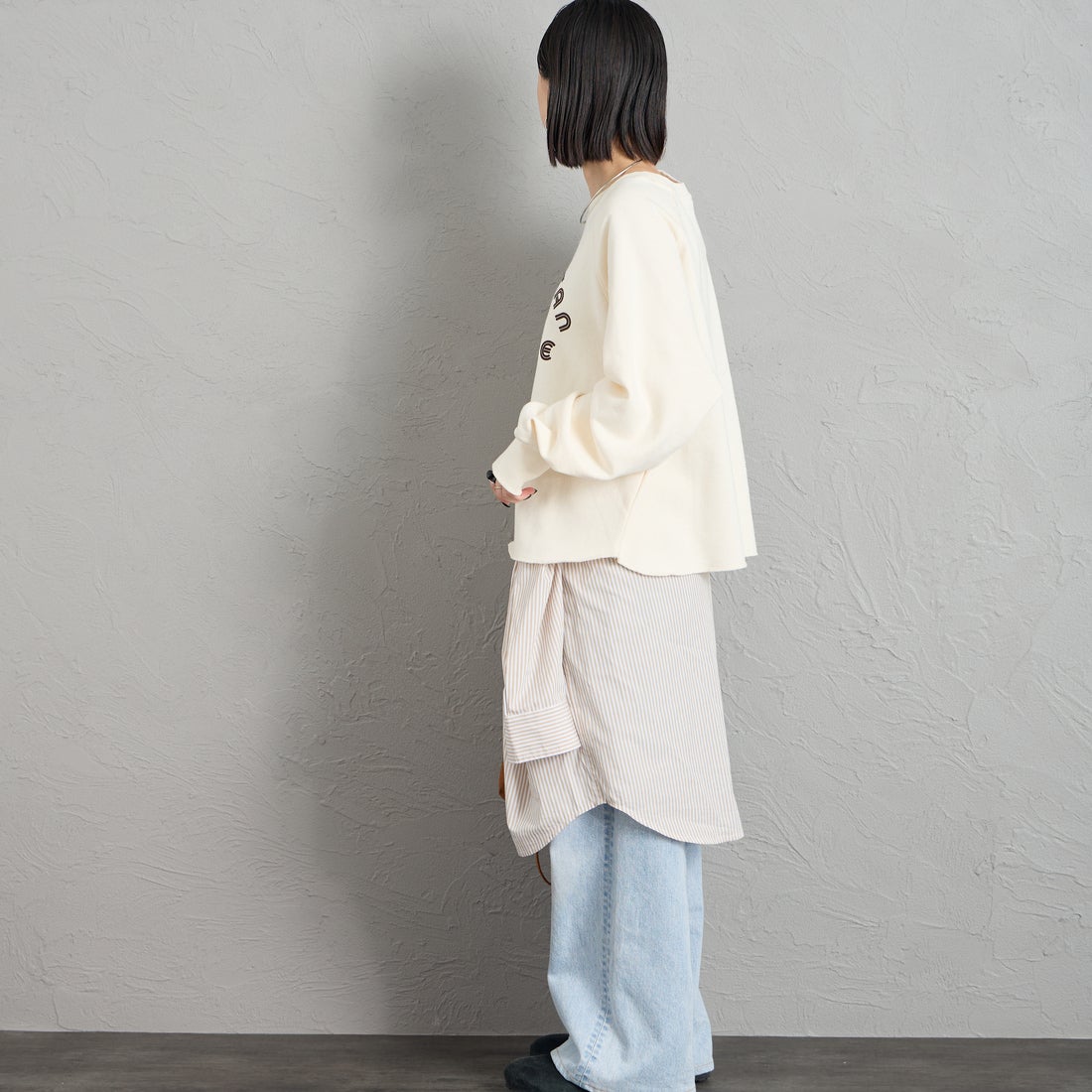 MANHATTAN PORTAGE [マンハッタンポーテージ] 別注 カレッジロゴ ショート丈カットオフスウェット [26FWMP-INL021-JF] IVORY &&モデル身長：150cm 着用サイズ：F&&