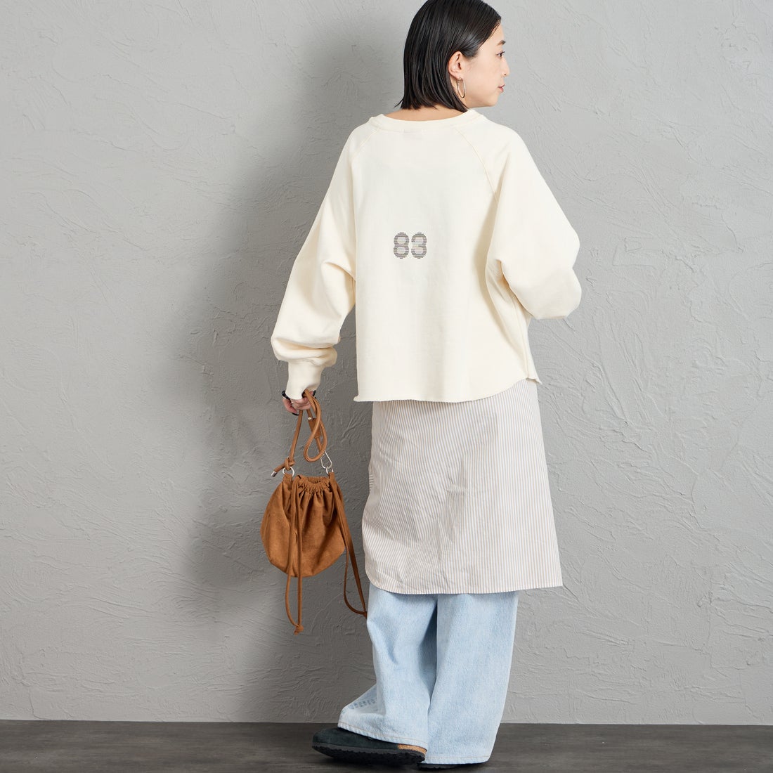 MANHATTAN PORTAGE [マンハッタンポーテージ] 別注 カレッジロゴ ショート丈カットオフスウェット [26FWMP-INL021-JF] IVORY &&モデル身長：150cm 着用サイズ：F&&