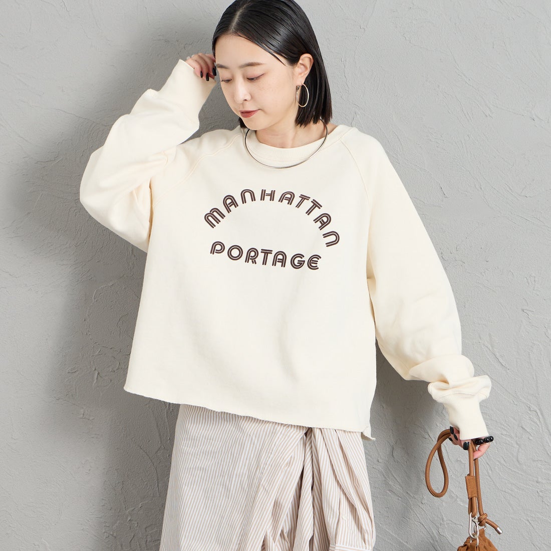 MANHATTAN PORTAGE [マンハッタンポーテージ] 別注 カレッジロゴ ショート丈カットオフスウェット [26FWMP-INL021-JF] IVORY &&モデル身長：150cm 着用サイズ：F&&