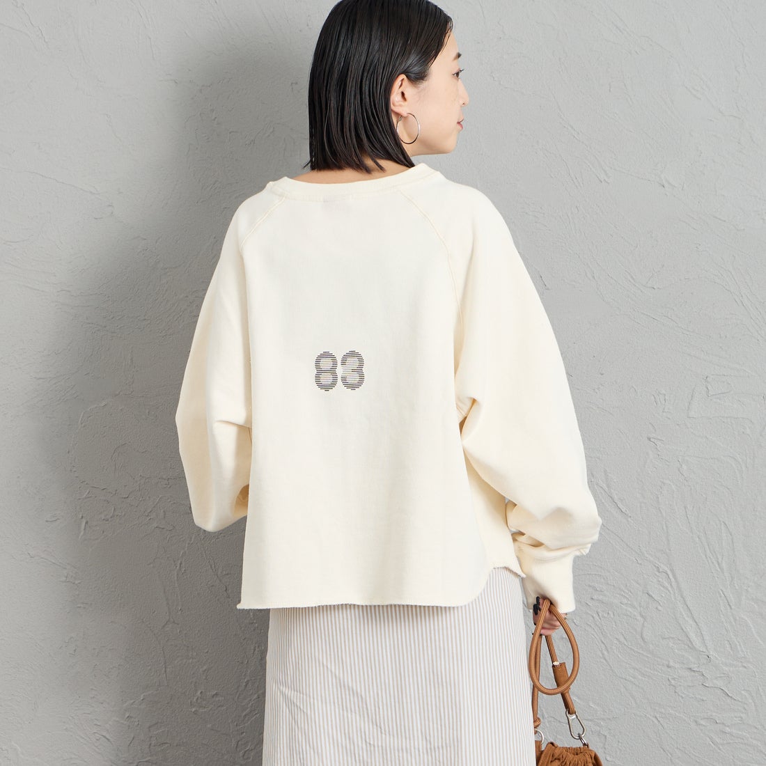 MANHATTAN PORTAGE [マンハッタンポーテージ] 別注 カレッジロゴ ショート丈カットオフスウェット [26FWMP-INL021-JF] IVORY &&モデル身長：150cm 着用サイズ：F&&
