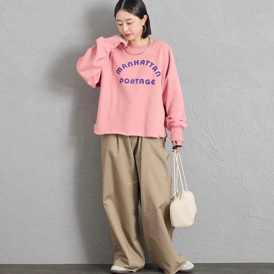 MANHATTAN PORTAGE [マンハッタンポーテージ] 別注 カレッジロゴ ショート丈カットオフスウェット [26FWMP-INL021-JF] PINK &&モデル身長：150cm 着用サイズ：F&&