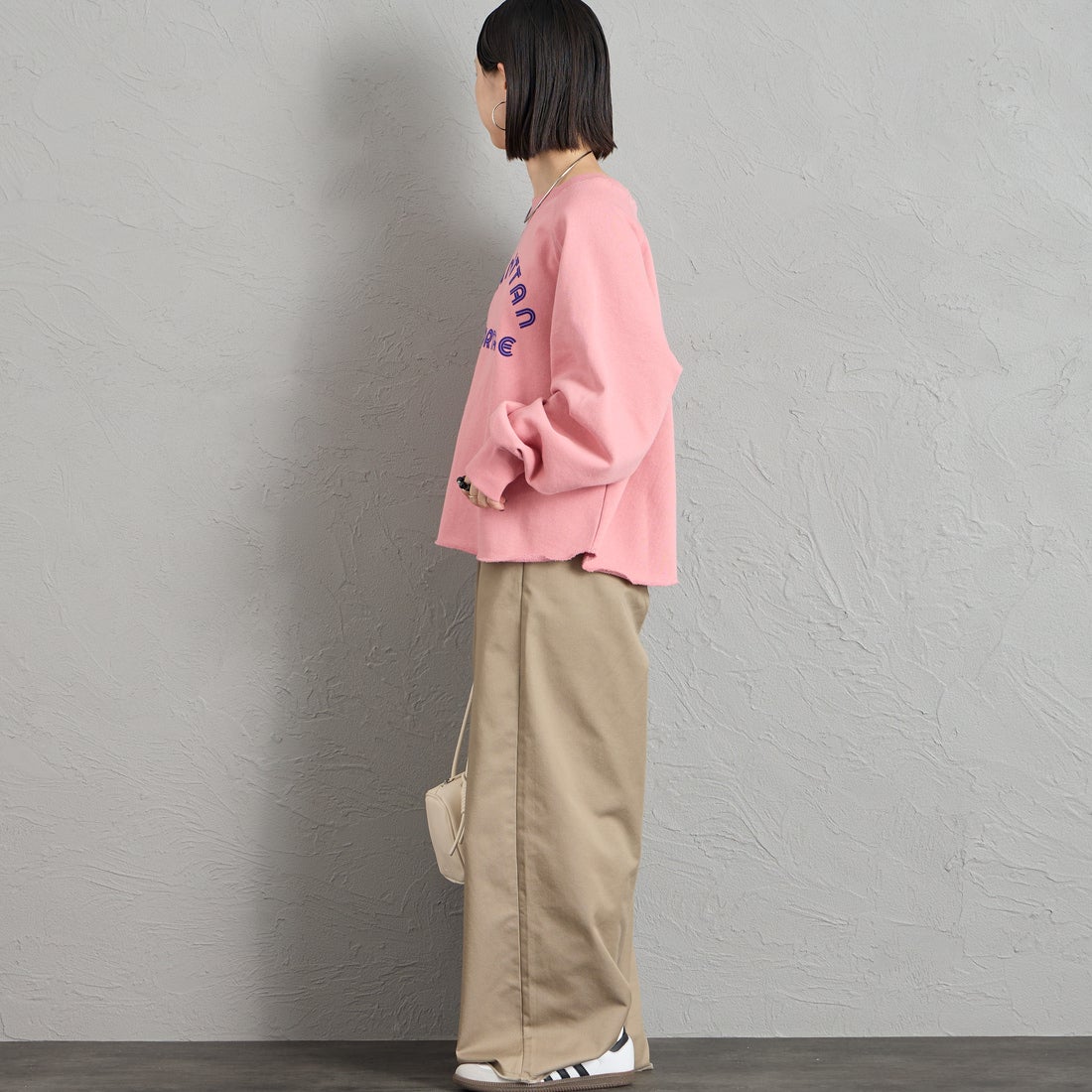 MANHATTAN PORTAGE [マンハッタンポーテージ] 別注 カレッジロゴ ショート丈カットオフスウェット [26FWMP-INL021-JF] PINK &&モデル身長：150cm 着用サイズ：F&&