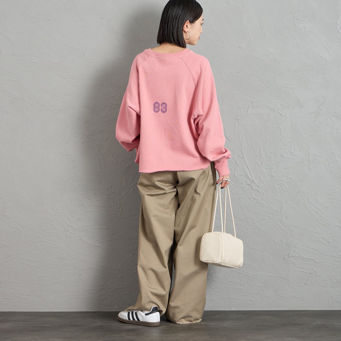 MANHATTAN PORTAGE [マンハッタンポーテージ] 別注 カレッジロゴ ショート丈カットオフスウェット [26FWMP-INL021-JF] PINK &&モデル身長：150cm 着用サイズ：F&&