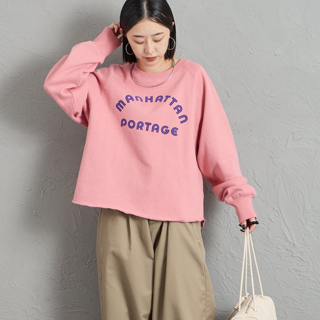 MANHATTAN PORTAGE [マンハッタンポーテージ] 別注 カレッジロゴ ショート丈カットオフスウェット [26FWMP-INL021-JF] PINK &&モデル身長：150cm 着用サイズ：F&&