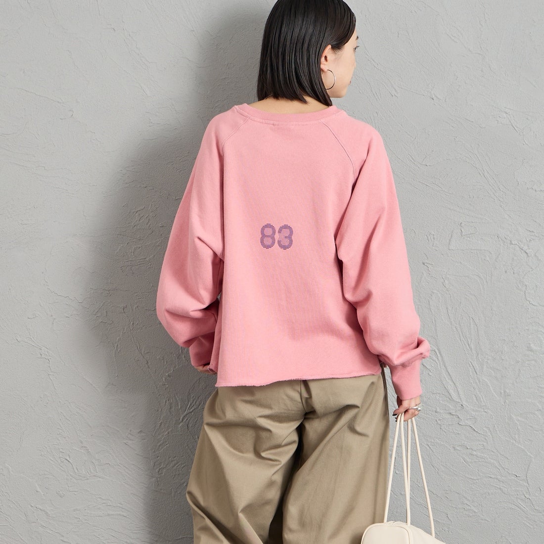 MANHATTAN PORTAGE [マンハッタンポーテージ] 別注 カレッジロゴ ショート丈カットオフスウェット [26FWMP-INL021-JF] PINK &&モデル身長：150cm 着用サイズ：F&&