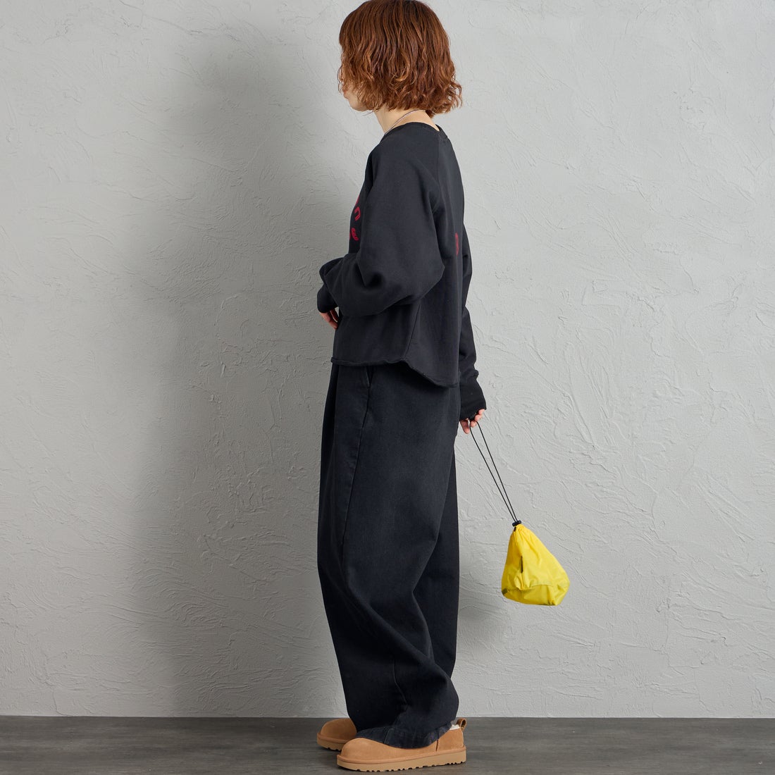 MANHATTAN PORTAGE [マンハッタンポーテージ] 別注 カレッジロゴ ショート丈カットオフスウェット [26FWMP-INL021-JF] BLACK &&モデル身長：158cm 着用サイズ：F&&