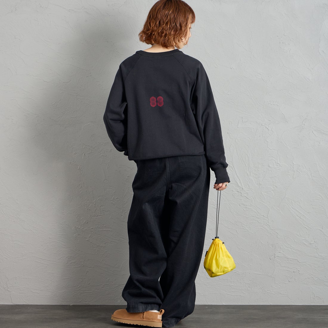 MANHATTAN PORTAGE [マンハッタンポーテージ] 別注 カレッジロゴ ショート丈カットオフスウェット [26FWMP-INL021-JF] BLACK &&モデル身長：158cm 着用サイズ：F&&
