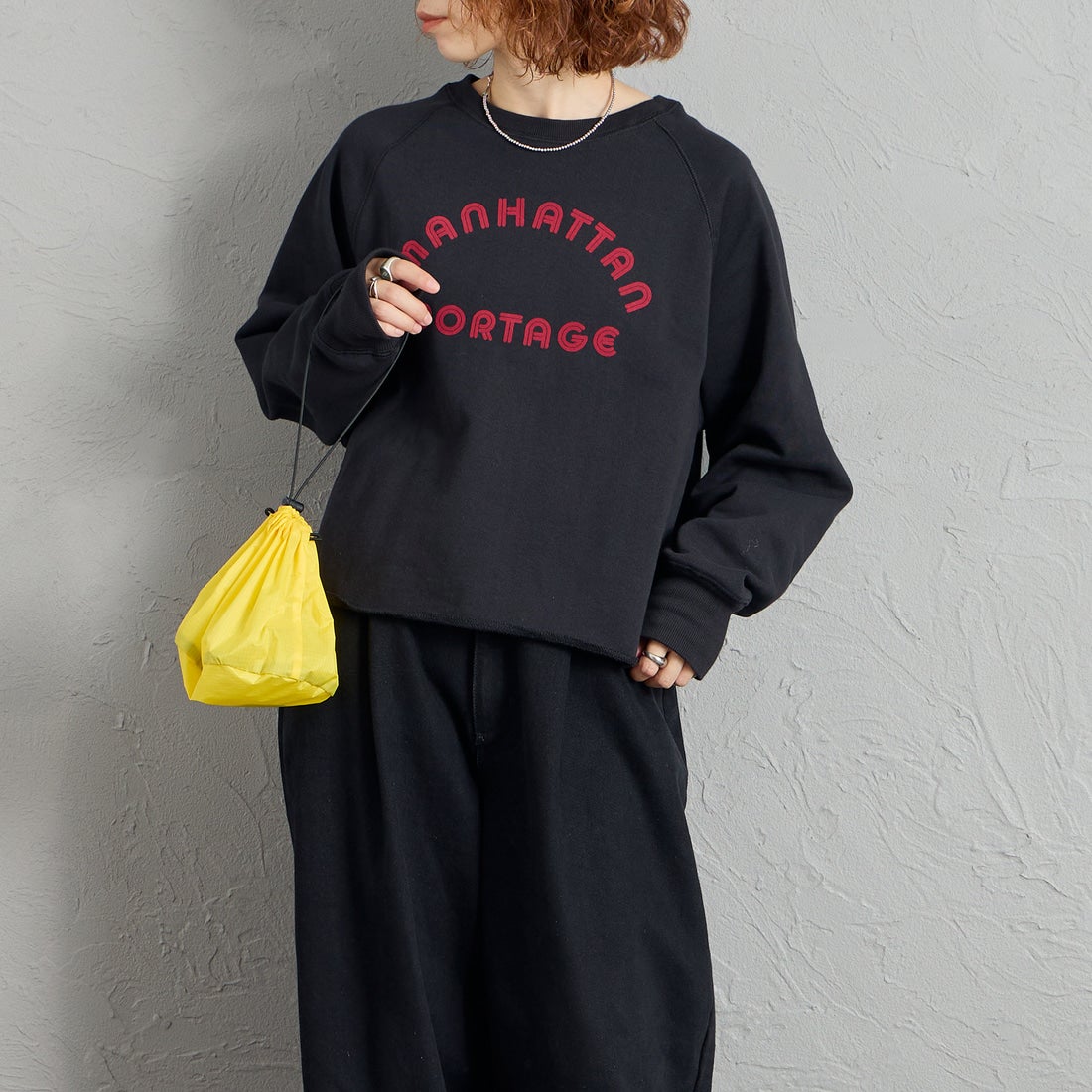 MANHATTAN PORTAGE [マンハッタンポーテージ] 別注 カレッジロゴ ショート丈カットオフスウェット [26FWMP-INL021-JF] BLACK &&モデル身長：158cm 着用サイズ：F&&