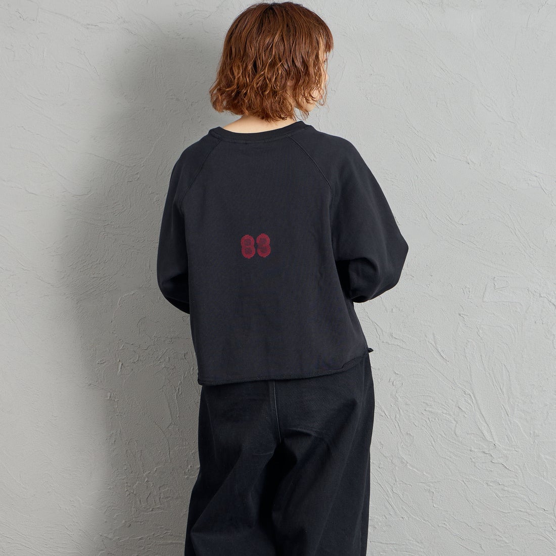 MANHATTAN PORTAGE [マンハッタンポーテージ] 別注 カレッジロゴ ショート丈カットオフスウェット [26FWMP-INL021-JF] BLACK &&モデル身長：158cm 着用サイズ：F&&