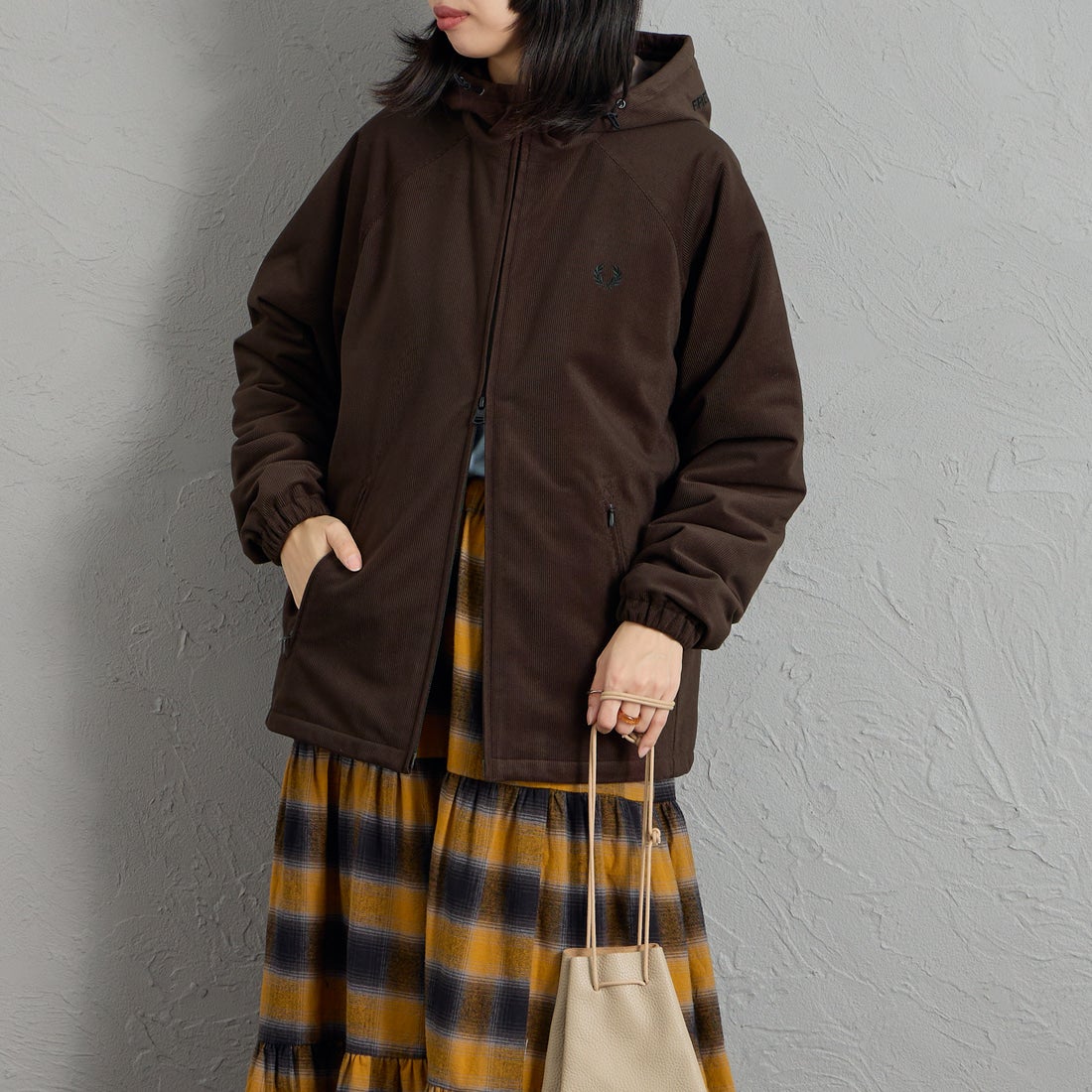 FRED PERRY [フレッドペリー] 別注 フードロゴ刺繍 コーデュロイジャケット [FPM-26A-026JF] RICH BROWN &&モデル身長：162cm 着用サイズ：S&&